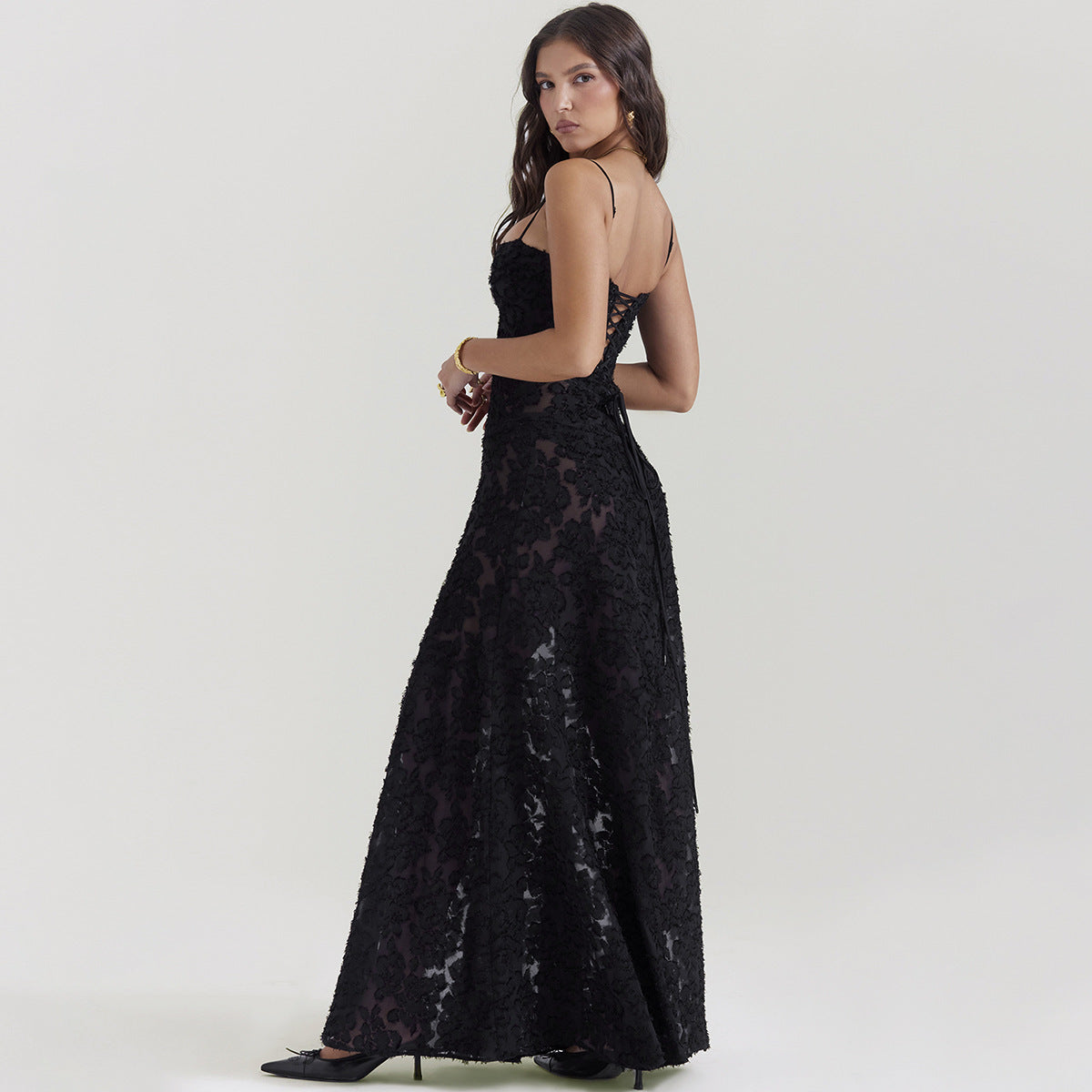 Elysia™ – Robe Longue en Dentelle à Bretelles & Col Dégagé