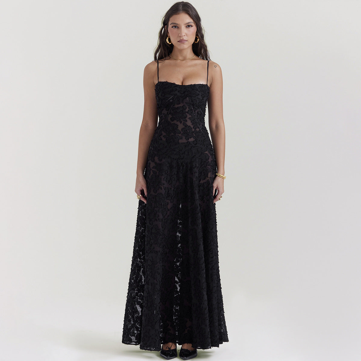 Elysia™ – Robe Longue en Dentelle à Bretelles & Col Dégagé