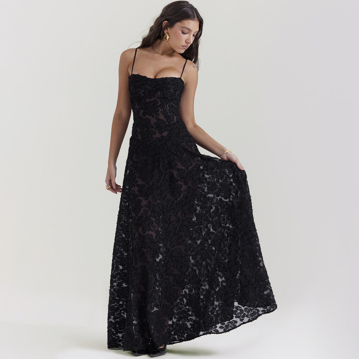 Elysia™ – Robe Longue en Dentelle à Bretelles & Col Dégagé