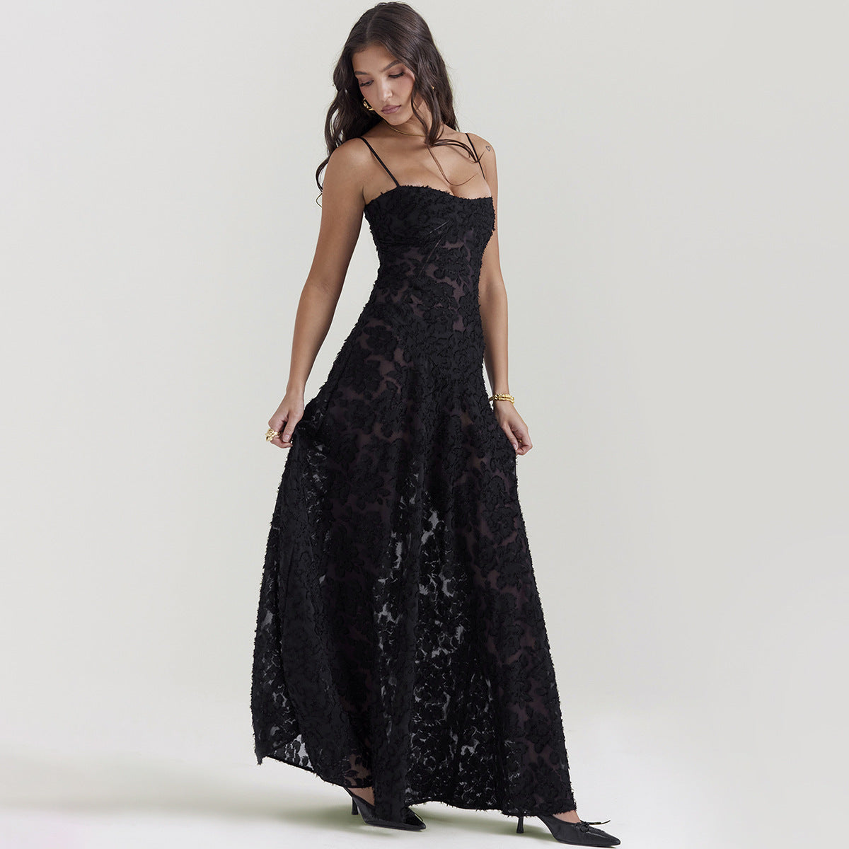 Elysia™ – Robe Longue en Dentelle à Bretelles & Col Dégagé