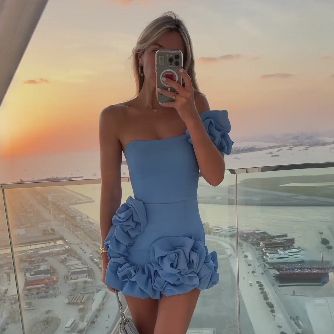 Alessia™ – Robe Courte Épaule Dénudée à Volants & Fleurs