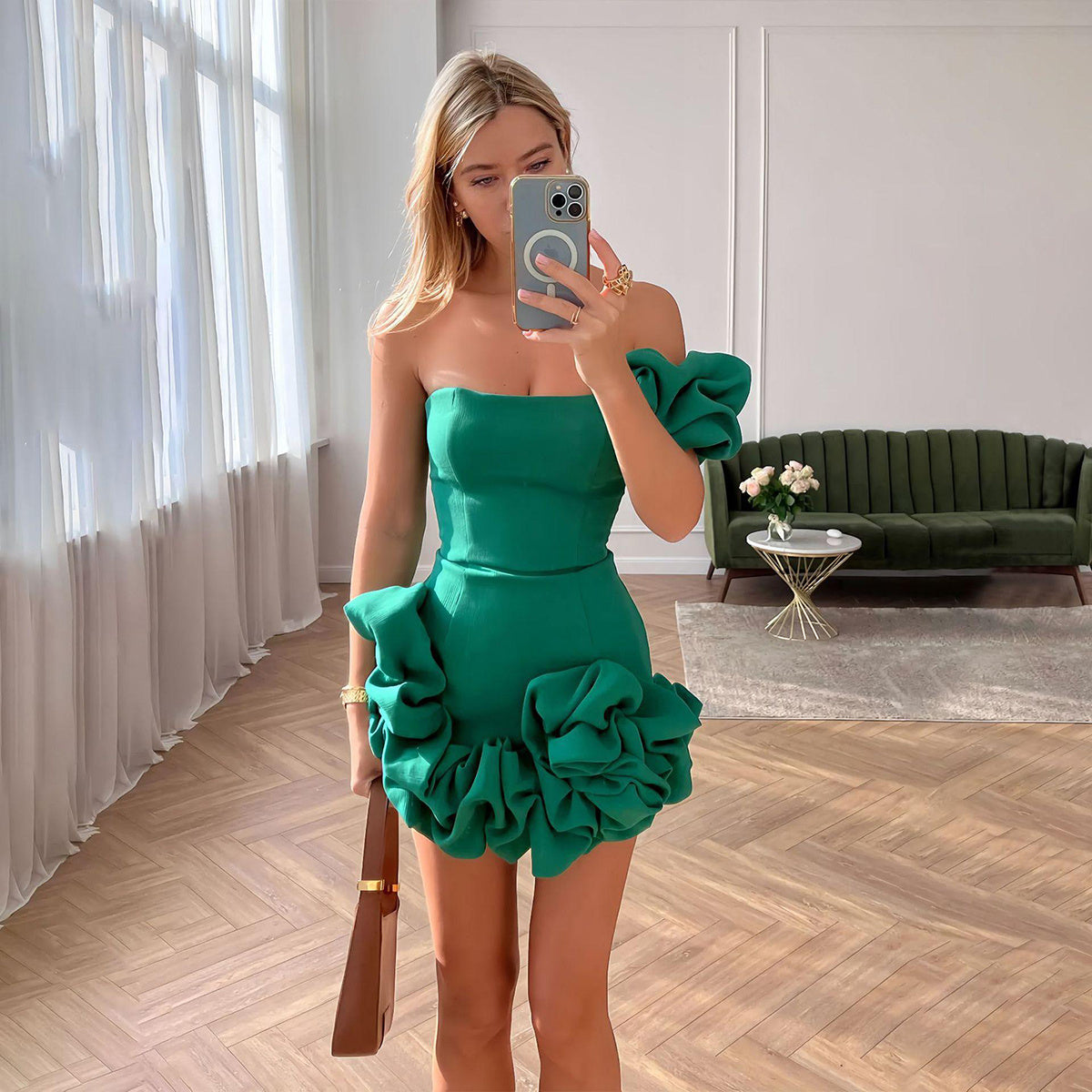 Alessia™ – Robe Courte Épaule Dénudée à Volants & Fleurs