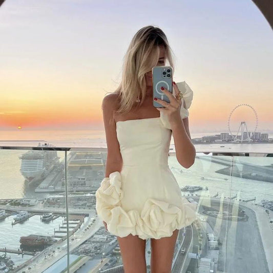 Alessia™ – Robe Courte Épaule Dénudée à Volants & Fleurs